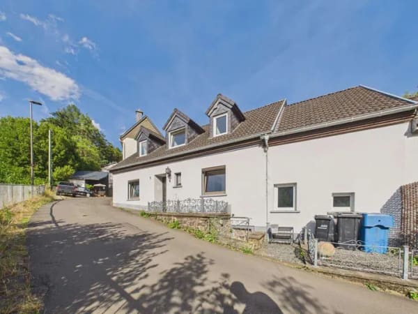 Immobilie in Schönecken - Dort leben, wo andere Urlaub machen? Einfamilienhaus mit viel Platz für die Familie in Schönecken! - Bild 0
