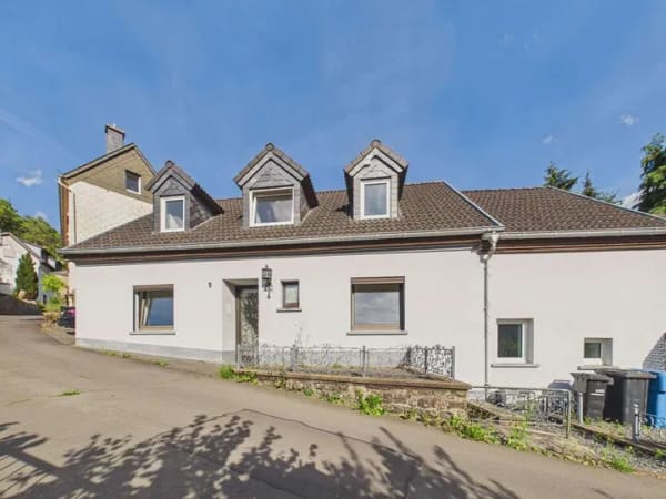 Immobilie in Schönecken - Dort leben, wo andere Urlaub machen? Einfamilienhaus mit viel Platz für die Familie in Schönecken! - Bild 1