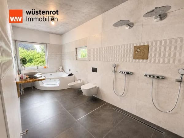 Immobilie in Werl - Großzügiges Doppelhaus mit 232m² Wohnfläche auf 2662m² Grundstück in Teil-saniertem Zustand - Bild 2