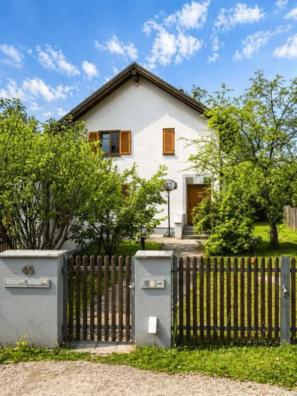 Immobilie in Gauting - ILIEV IMMOBILIEN: Großzügiges Wohnhaus mit Vorder- und Rückgebäude sowie sonnigem Garten in GAUTING - Bild 0