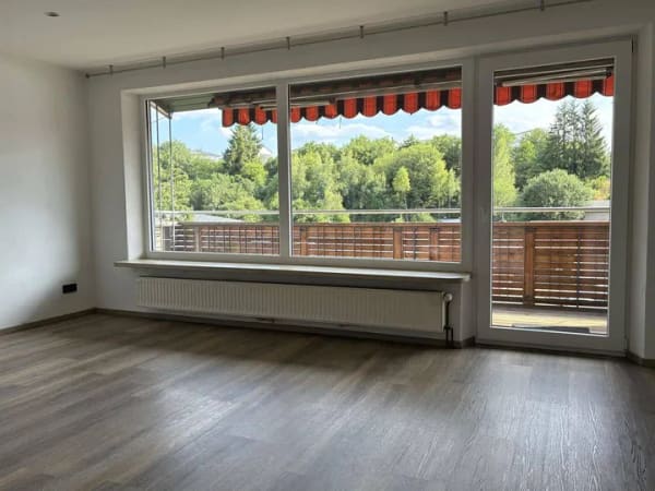 Immobilie in Velburg - Attraktive Doppelhaushälfte in reizvoller Hanglage - Bild 1