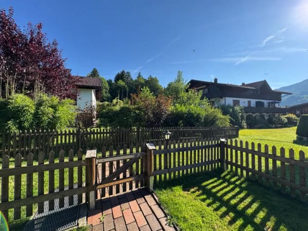 Immobilie in Schleching - Vermietete, ruhige 3-Zi.-Garten-ETW mit Ostterrasse, Kellerraum und Tiefgaragenplatz - Bild 0