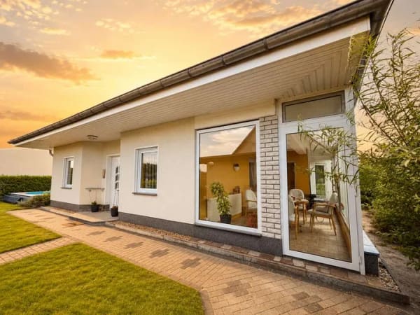 Immobilie in Zerbst/Anhalt - Modernes Einfamilienhaus mit Außenpool in bevorzugter Zerbster Wohnlage - Bild 2