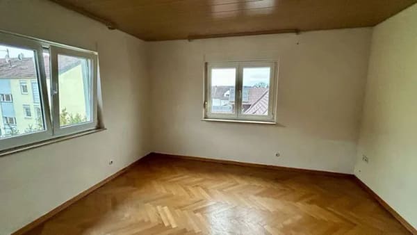 Immobilie in Sachsenheim - "6-8 Familienhaus mit Entwicklungspotenzial in zentrumsnaher Lage von Sachsenheim" - Bild 1