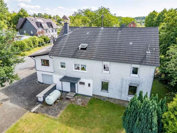 Immobilie in Nümbrecht - Zweifamilienhaus mit großem Garten, vielseitigen Nutzungsmöglichkeiten und viel Potenzial - Bild 0