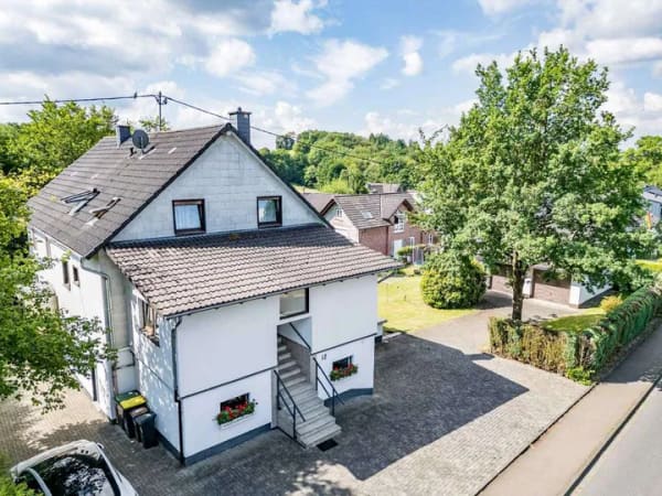 Immobilie in Nümbrecht - Zweifamilienhaus mit großem Garten, vielseitigen Nutzungsmöglichkeiten und viel Potenzial - Bild 1