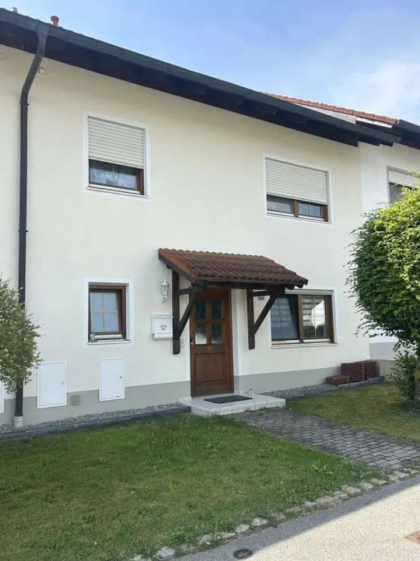 Immobilie in Ortenburg - Gepflegtes Reihenhaus mit Photovoltaik, Garten und großem Ausbaupotenzial in Ortenburg-Neustift - Bild 0