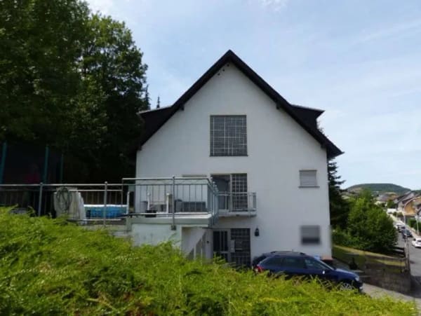 Immobilie in Burgbrohl - 2 vermietete Familienwohnungen mit Garage – attraktives Investment im Dreifamilienhaus - Bild 1