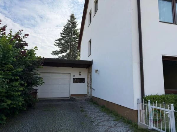 Immobilie in Kulmbach - Mehrfamilienhaus mit Entwicklungspotenzial in ruhiger Wohnlage von Kulmbach - Bild 2