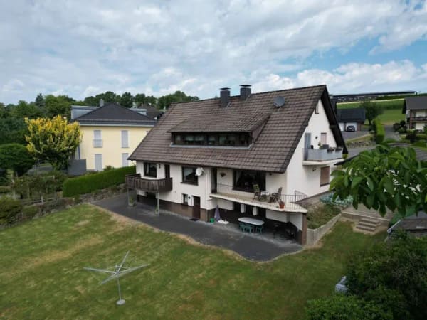 Immobilie in Reichshof -  Großzügiges Dreifamilienhaus – Perfekt für Eigennutzer oder Kapitalanleger - Bild 0