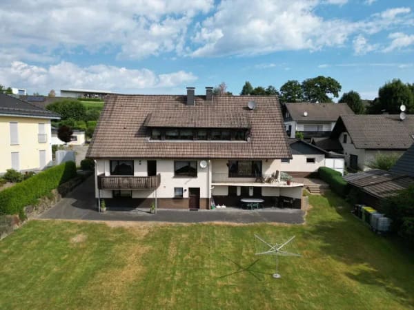 Immobilie in Reichshof -  Großzügiges Dreifamilienhaus – Perfekt für Eigennutzer oder Kapitalanleger - Bild 1
