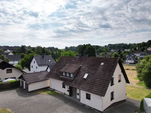 Immobilie in Reichshof -  Großzügiges Dreifamilienhaus – Perfekt für Eigennutzer oder Kapitalanleger - Bild 2