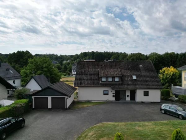 Immobilie in Reichshof -  Großzügiges Dreifamilienhaus – Perfekt für Eigennutzer oder Kapitalanleger - Bild 3