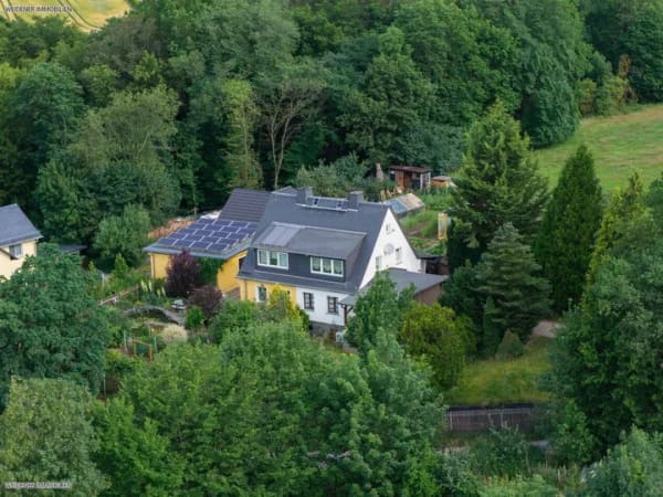 Immobilie in Berga/Elster - Charmante Doppelhaushälfte mit moderner Wärmepumpe, Wintergarten & gepflegtem Grundstück in Berga/Elster - Bild 0