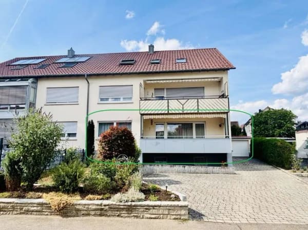 Immobilie in Ehningen - Solide Erdgeschosswohnung mit großzügigem Wohnbereich, zwei Balkonen und einer Garage - Bild 0