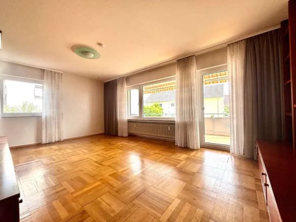Immobilie in Ehningen - Solide Erdgeschosswohnung mit großzügigem Wohnbereich, zwei Balkonen und einer Garage - Bild 1