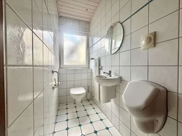 Immobilie in Ehningen - Solide Erdgeschosswohnung mit großzügigem Wohnbereich, zwei Balkonen und einer Garage - Bild 3