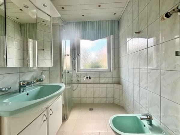 Immobilie in Ehningen - Solide Erdgeschosswohnung mit großzügigem Wohnbereich, zwei Balkonen und einer Garage - Bild 4