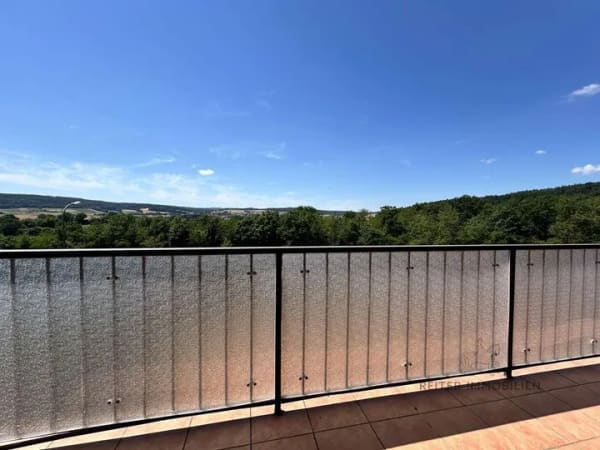 Immobilie in Bad Salzschlirf - Bad Salzschlirf: Echte Weitsicht statt enger Gassen 94m² mit Traumküche & Riesenbalkon - Bild 0