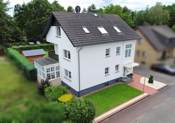 Immobilie in Hövelhof - Attraktives 2-3 Familienhaus in familienfreundlicher Lage von Hövelhof - Bild 0