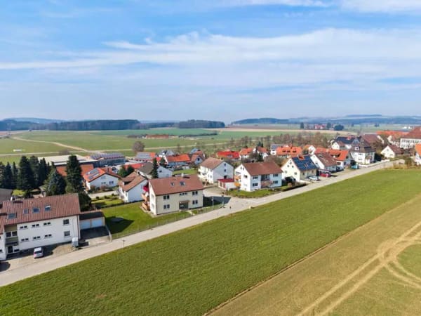 Immobilie in Eberhardzell - Modernisiertes Dreifamilienhaus mit neuer Wärmepumpe in Mühlhausen - Bild 1