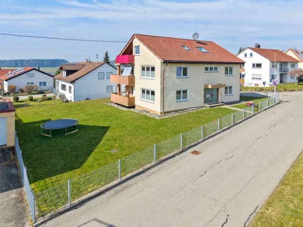 Immobilie in Eberhardzell - Modernisiertes Dreifamilienhaus mit neuer Wärmepumpe in Mühlhausen - Bild 2