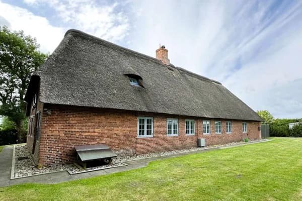 Immobilie in Emmelsbüll-Horsbüll - Repräsentatives, top saniertes Reetdachhaus in ruhiger Lage nahe der Nordsee - Bild 1
