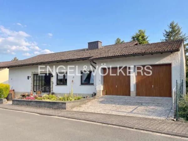 Immobilie in Löhnberg - Großzügiges Ein- bis Zweifamilienhaus mit Terrasse in begehrter Aussichtslage - Bild 0