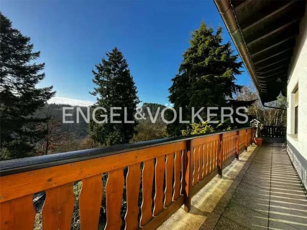 Immobilie in Löhnberg - Großzügiges Ein- bis Zweifamilienhaus mit Terrasse in begehrter Aussichtslage - Bild 1