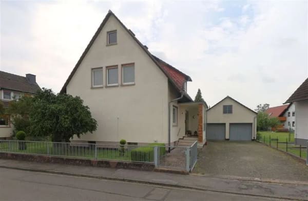 Immobilie in Meißner - Großzügig wohnen in bester Lage: Ein- oder Zweifamilienhaus mit Doppelgarage - Bild 0