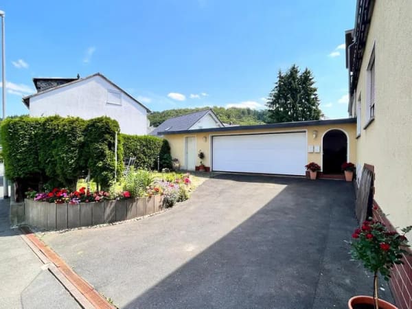 Immobilie in Herborn - Attraktives und gepflegtes Mehrfamilienhaus mit großer Terrasse und Garten in Herborn-Schönbach - Bild 0