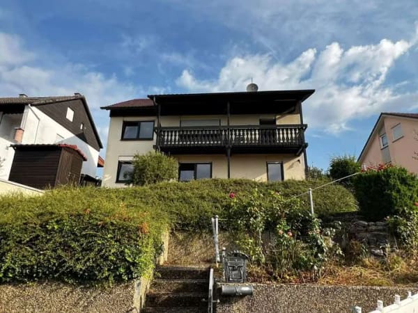 Immobilie in Königsbach-Stein - Einfamilienhaus mit Einliegerwohnung und Traumaussicht, Garten und Garage zu verkaufen! - Bild 0