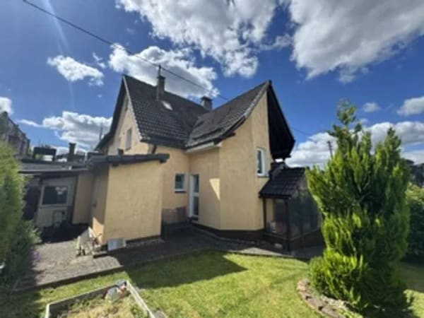 Immobilie in Kreuztal - Kreuztal  Eichen, modernisiertes 2 Fam. Haus mit sonnigem Garten und hohem Wohnwert - Bild 0