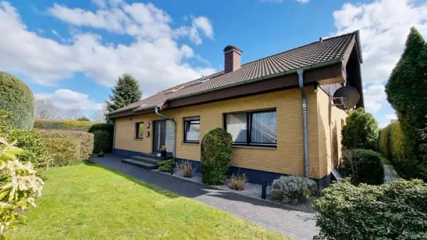 Immobilie in Schloß Holte-Stukenbrock - Familienglück in Schloß Holte – Einfamilienhaus mit Einliegerwohnung auf schönem Grundstück! - Bild 2