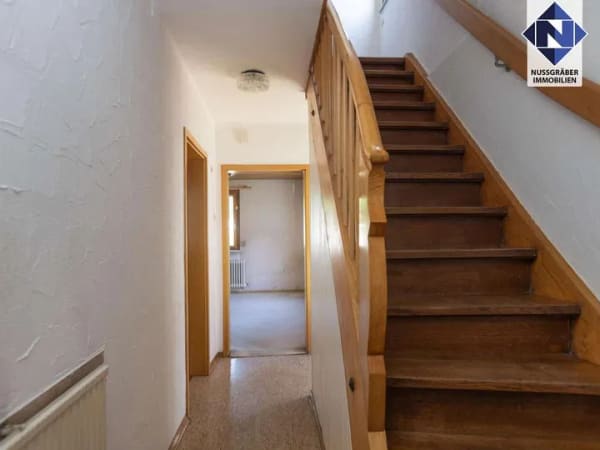Immobilie in Nürtingen - Großzügiges Haus mit viel Platz, Garage und weiterem Ausbaupotential - Bild 1