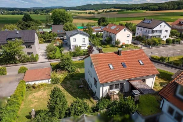 Immobilie in Amberg - Wohnen in Ammersricht - Wohnhaus mit Einliegerwohnung und 3 Garagen - Bild 1