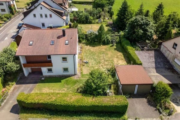 Immobilie in Amberg - Wohnen in Ammersricht - Wohnhaus mit Einliegerwohnung und 3 Garagen - Bild 2