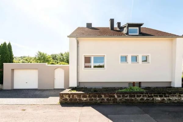 Immobilie in Wellen - Wellen: Ideales Einfamilienhaus für Familien mit Garten, Terrasse, Balkon und zwei Garagen - Bild 1