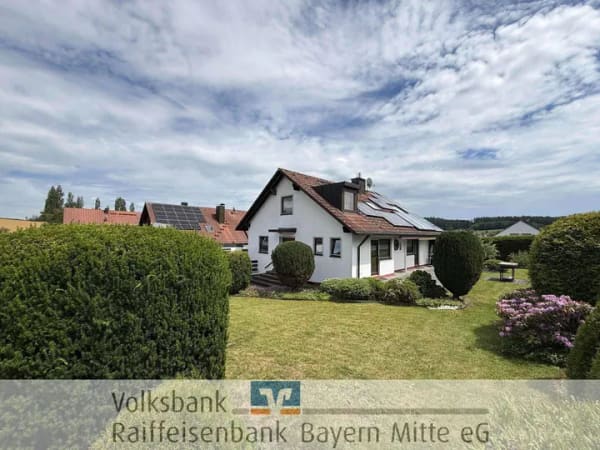 Immobilie in Reichertshausen - Zweifamilienhaus mit Einliegerwohnung und top gepflegtem Garten - Bild 0