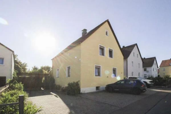 Immobilie in Schwandorf - Einfamilienhaus mit idyllischem Garten – ideales Renovierungsprojekt
Auch als Investobjekt geeignet! - Bild 0