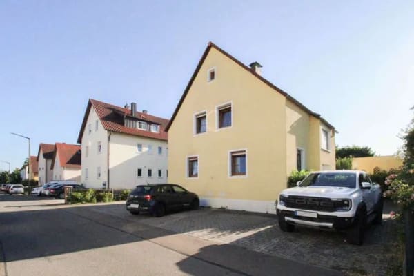 Immobilie in Schwandorf - Einfamilienhaus mit idyllischem Garten – ideales Renovierungsprojekt
Auch als Investobjekt geeignet! - Bild 1