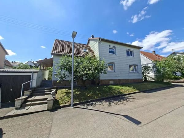 Immobilie in Giengen an der Brenz - Vielseitig nutzbares Wohnhaus mit Garten & Garagen - Bild 0