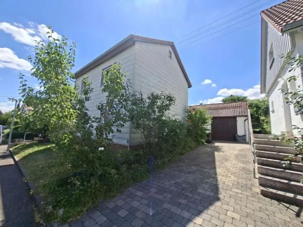 Immobilie in Giengen an der Brenz - Vielseitig nutzbares Wohnhaus mit Garten & Garagen - Bild 1