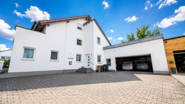 Immobilie in Straßkirchen - Wohnen wie im eigenen Haus – moderne Maisonette mit Garten, Balkon & viel Privatsphäre - Bild 1