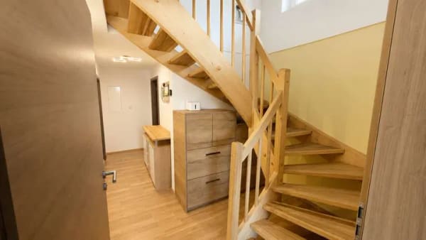 Immobilie in Straßkirchen - Wohnen wie im eigenen Haus – moderne Maisonette mit Garten, Balkon & viel Privatsphäre - Bild 3