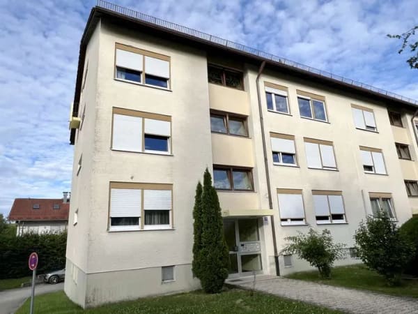 Immobilie in Holzkirchen - Schön geschnittene 2-Zimmer-Wohnung mit Gestaltungspotenzial! - Bild 0
