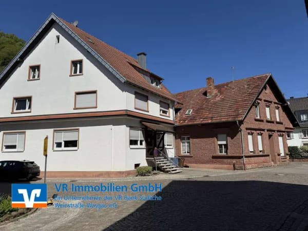 Immobilie in Bruchweiler-Bärenbach - Großes Zwei- bis Dreifamilienwohnhaus mit zweitem Sandsteingebäude und Gartengrundstück am Bach - Bild 0
