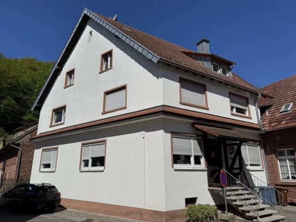 Immobilie in Bruchweiler-Bärenbach - Großes Zwei- bis Dreifamilienwohnhaus mit zweitem Sandsteingebäude und Gartengrundstück am Bach - Bild 1