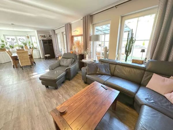 Immobilie in Riveris - Idyllisches Einfamilienhaus mit Garten auf zwei Ebenen, Terrasse & Doppelgarage - Bild 1