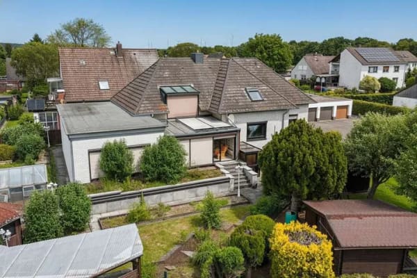Immobilie in Springe - Ein Zuhause mit Perspektive – großzügiges Zweifamilienhaus für individuelle Wohnkonzepte ! - Bild 1